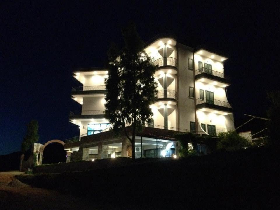 Hotel Artisti Влёра Экстерьер фото