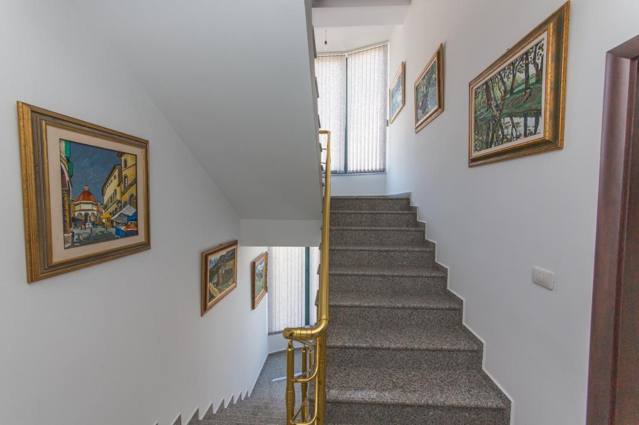 Hotel Artisti Влёра Экстерьер фото